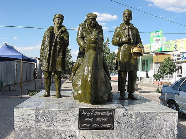 В городе Джамбул (Казахстан), который упоминает Василий Алибабаевич, ныне переименованном в Тараз, установлен памятник "Джентльменам удачи". Только вот в скульптурной композиции отсутствует один "джентльмен удачи" — "Хмырь".