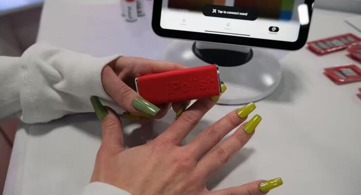 iPolish показала накладні нігті, які змінюють колір за сигналом зі смартфона