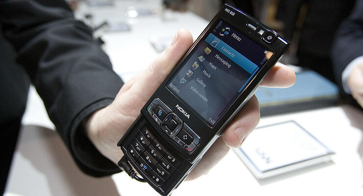 Посилка з минулого: чоловікові тільки зараз прийшли замовлені 16 років тому мобільні телефони