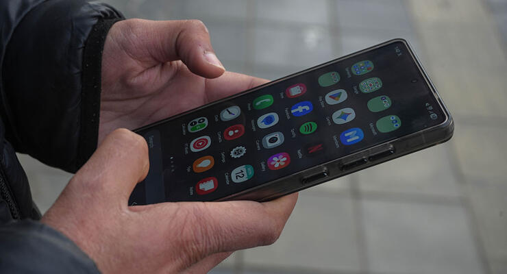 Samsung придумала, як приховати екран смартфона від чужих очей у транспорті та чергах