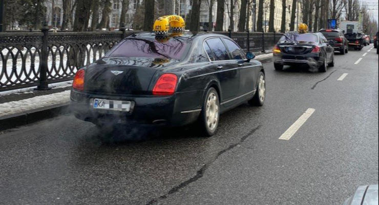 В Киеве заметили Bentley и Maybach в качестве такси: фото