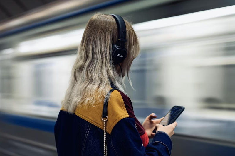 Дівчина з телефоном: Dekler Ph / unsplash.com