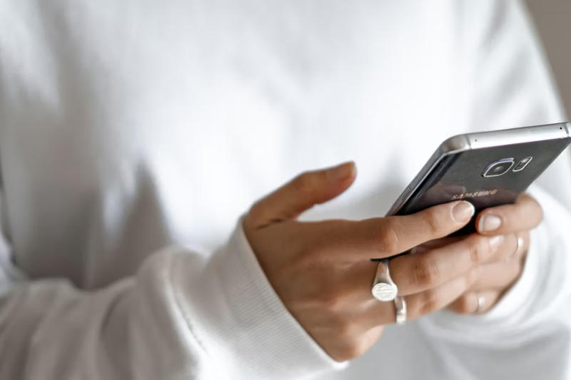 Дівчина з телефоном: Kelli McClintock / unsplash.com