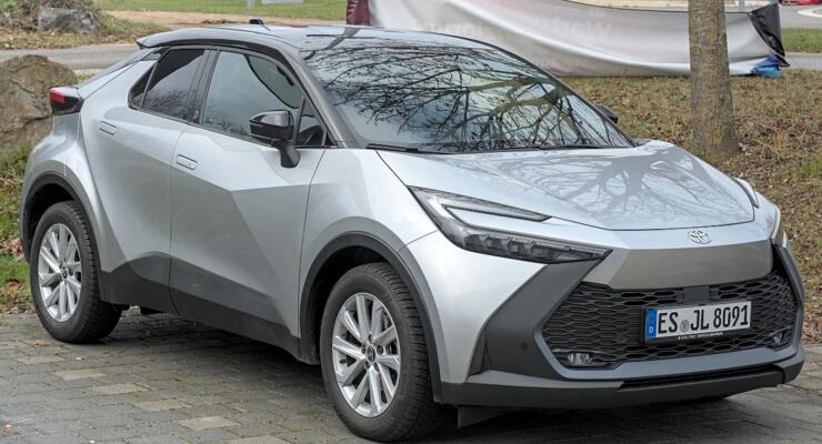 Toyota готує масштабний вихід гібридних моделей, відкладаючи електромобілі