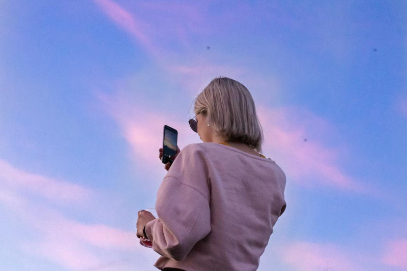 Дівчина з телефоном: Marie-Mich&egrave;le Bouchard / unsplash.com