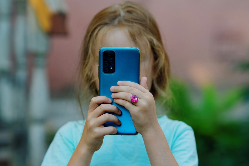 Діти з смартфоном: unsplash.com