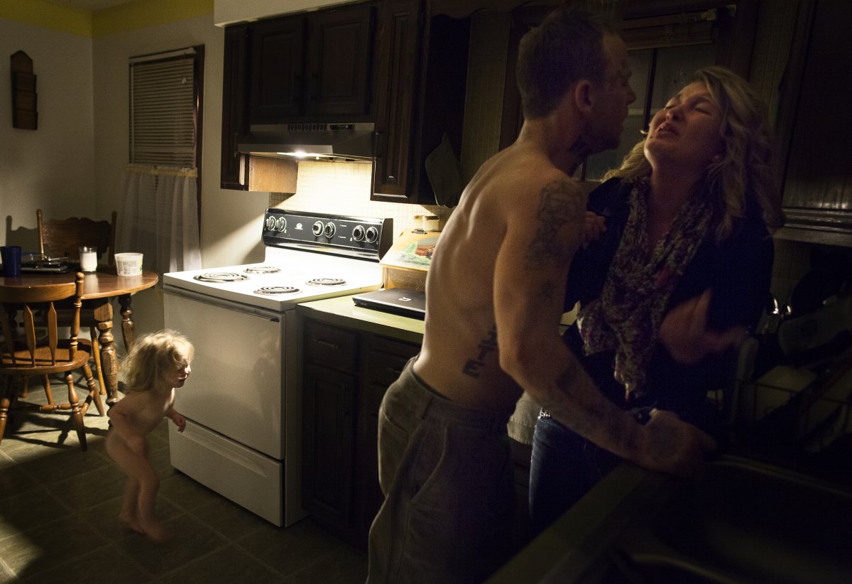photographer-sara-lewkowicz-was-working-on-a-documentary-project-about-ex-felons-returning-to-normal-life-when-the-story-took-a-dark-turn-one-night-shane-began-abusing-his-wife-maggie-after-calling-the-police-lewkowicz-s