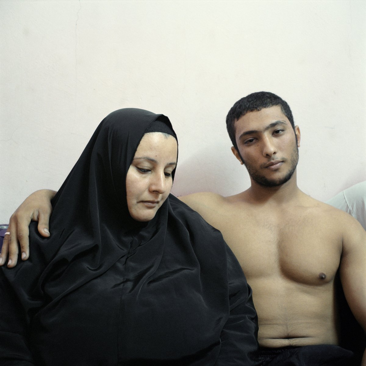 in-the-aftermath-of-the-arab-spring-denis-daileux-went-to-cairo-to-photograph-portraits-of-young-egyptians-with-their-mothers