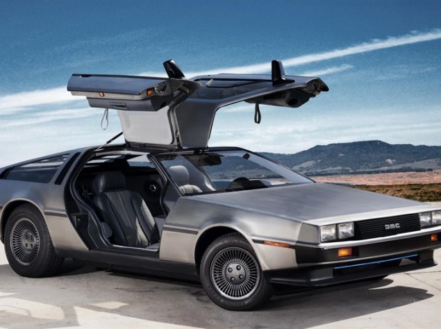 Автомобиль, выпущенный компанией DeLorean, стал всемирно известным благодаря участию в трилогии "Назад в будущее". К моменту съемок первой части фантастической эпопеи DMC-12 уже был снят с производства и, возможно, остался бы в забытьи, несмотря на всю амбициозность проекта. Но невероятный дизайн, делавший его похожим, по мнению режиссера Роберта Земекиса, на "корабль пришельцев", и дал детищу Джона ДеЛориана счастливый билет в мировую славу. Однако идея построить машину времени на основе автомобиля к создателям фильма пришла не сразу. В первоначальном варианте сценария Доктор Эммет Браун должен был сконструировать свой аппарат сначала на базе лазерной установки, затем и вовсе на основе холодильника. Но Земекис был против того, чтобы дети, насмотревшись фильма, залезали в холодильники. К тому же он справедливо полагал, что машина времени должна быть мобильна, поэтому в третьем варианте сценария появился автомобиль.