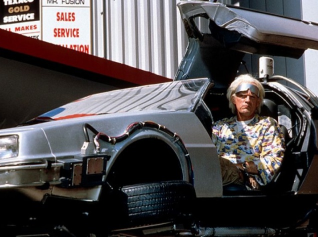 Сама история DeLorean DMC-12 достойна отдельной статьи, так как являет собой пример чрезвычайно интересного, но печального эксперимента. Автомобиль выпускался с 1981 по 1983 годы, его конструкция была донельзя оригинальной, внешний вид — отчаянно экстравагантным, и желающих приобрести новинку еще до старта ее производства оказалось довольно много. Однако далеко идущим планам талантливого инженера не было решено сбыться: ряд причин и событий привели его компанию к краху, а его самого — на скамью подсудимых, откуда он чудом не угодил за решетку. DMC-12 вышел в свет почти девятитысячным тиражом, после чего его производство было остановлено.