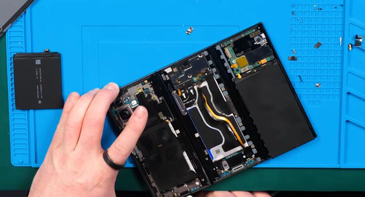 Що буде, якщо поставити величезну батарею в складаний Samsung