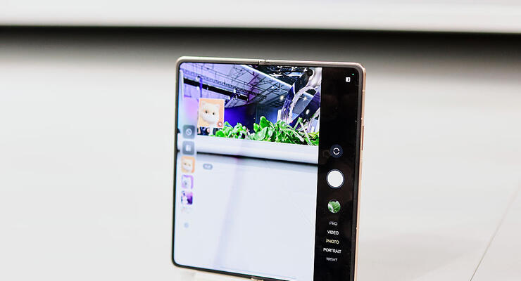 Людина зависла на складаному Honor Magic V6