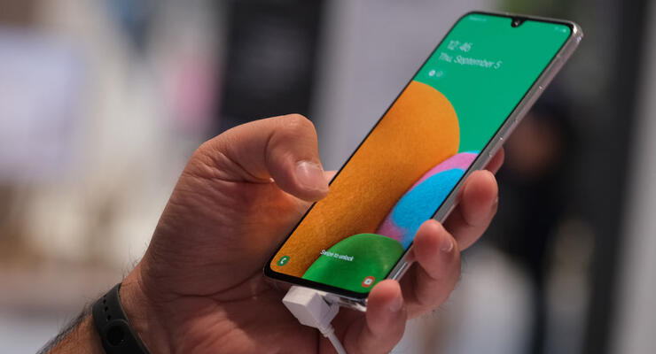 Виробники змушені повертати старі дисплеї в нові смартфони