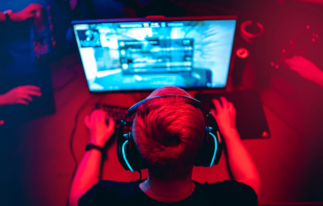 Людина грає у відеоігри