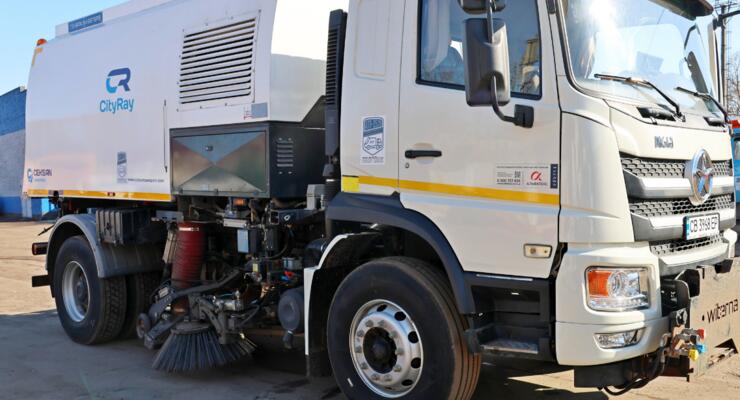 Український завод представив новий спецавтомобіль для комунальних служб