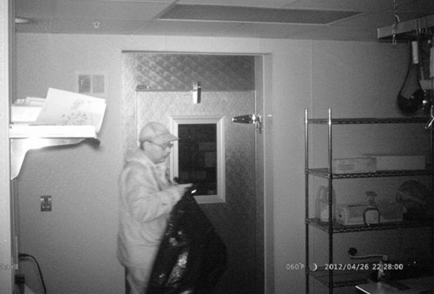 Кристофер Найт во взломанном частном доме