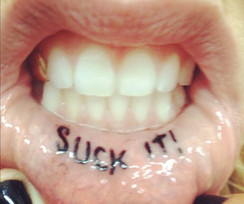 3. Певица Ke$ha в июне 2012 года похвасталась надписью Suck it на своей губе. Значение татуировки заставить покраснеть благопристойную леди, которой, впрочем, звезда явно не является. Еще одним неудачным выбором певицы стали надписи "веселье" и Yeah на ногах. В поисках глубокого смысла этой нательной каллиграфии блуждать точно не придется.