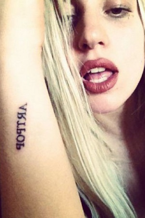 5. Еще до выхода альбома ARTPOP Lady GaGa вытатуировала его название на своей руке, будучи совершенно уверенной, что пластинка станет шедевром. К сожалению, меломанов певице своей новинкой покорить так и не удалось, и альбом не стал хитом продаж. Так что теперь на теле звезды красуется напоминание о ее неудаче. Может быть, ей позаимствовать идею Хейден Панеттьер и сделать татуировку "Жизнь без сожалений", чтобы не грустить о провале?
