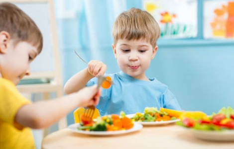 школяр їсть