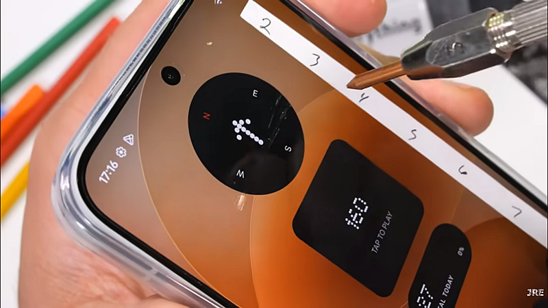 Смартфон Nothing Phone (4a) Pro: JerryRigEverything/YouTube