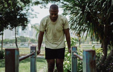 віджимання на брусах