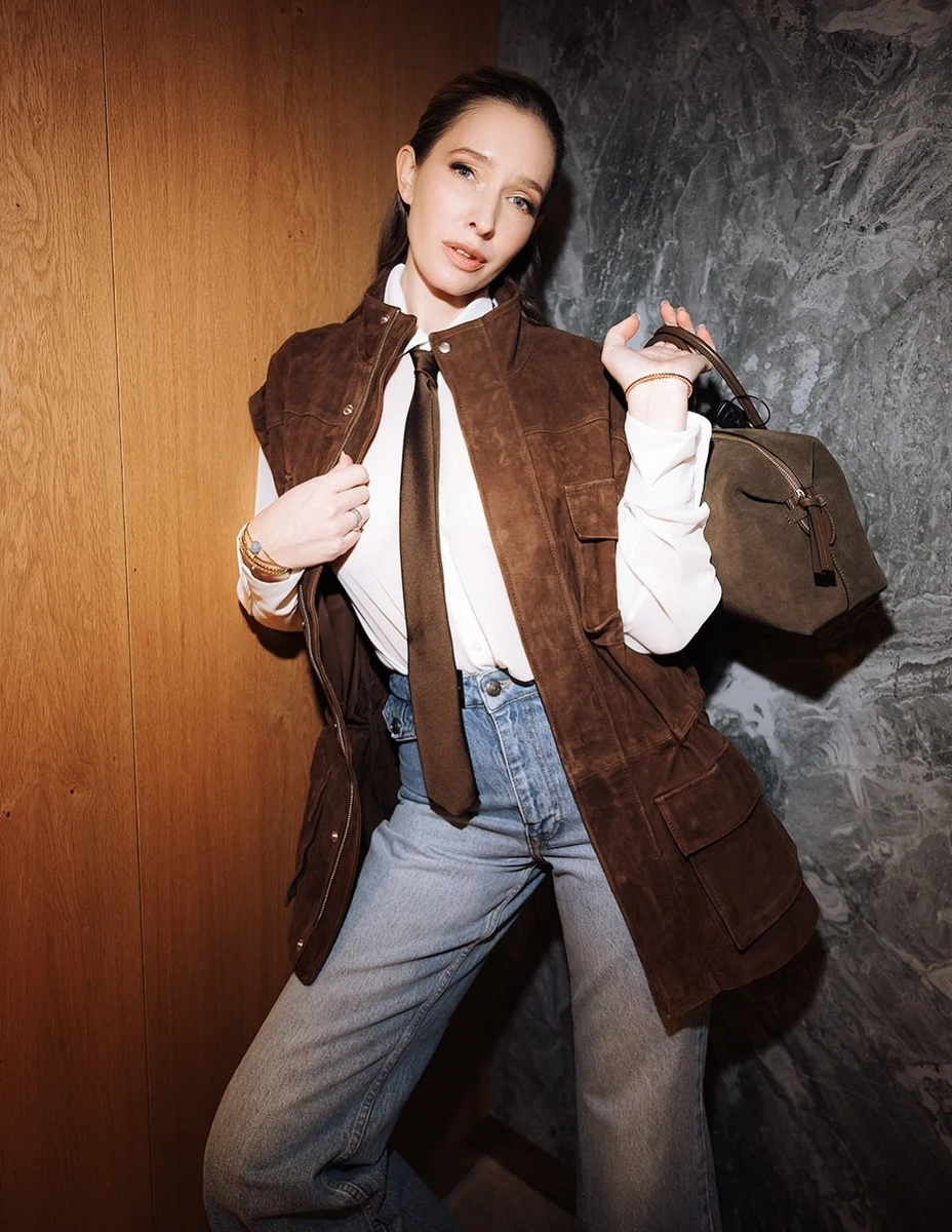 Катерина Осадча ефектно попозувала у замшевій жилетці