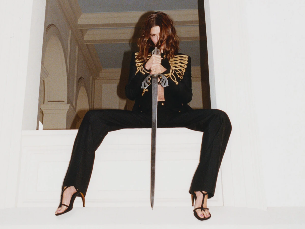 Хейлі Бібер у костюмі попозувала з мечем