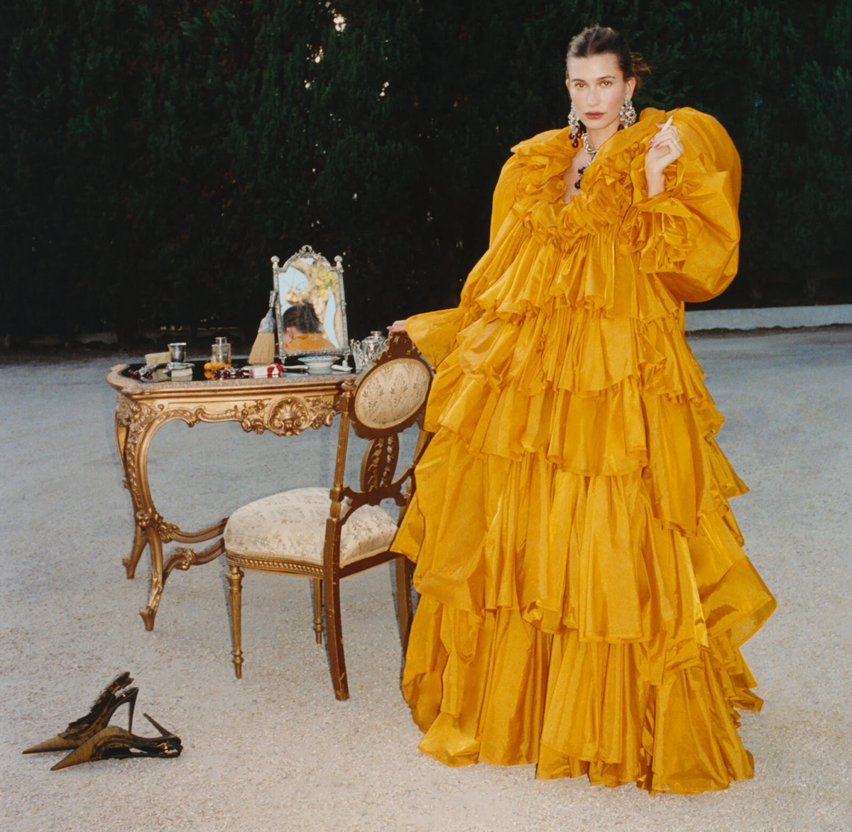 Хейлі Бібер у пишній сукні попозувала для журналу