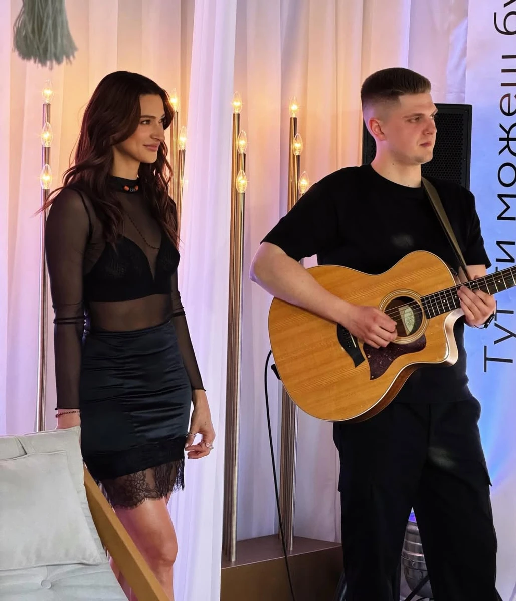 Теянна у міні та прозорій кофті попозувала на івенті