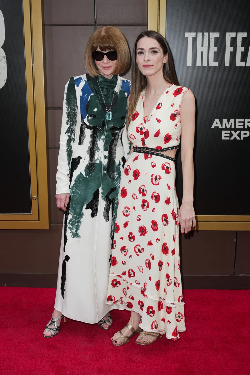 Анна Вінтур попозувала з дочкою у яскравих сукнях на Бродвеї