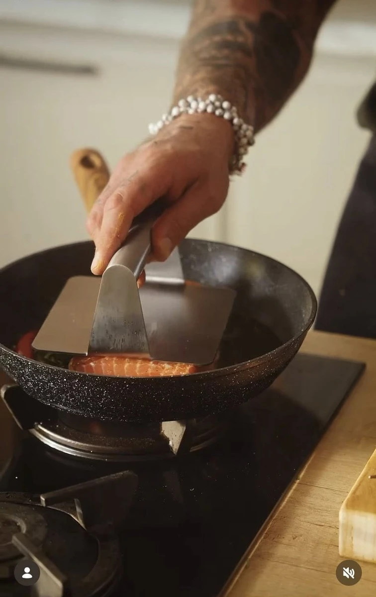 Стейк лосося під пресом