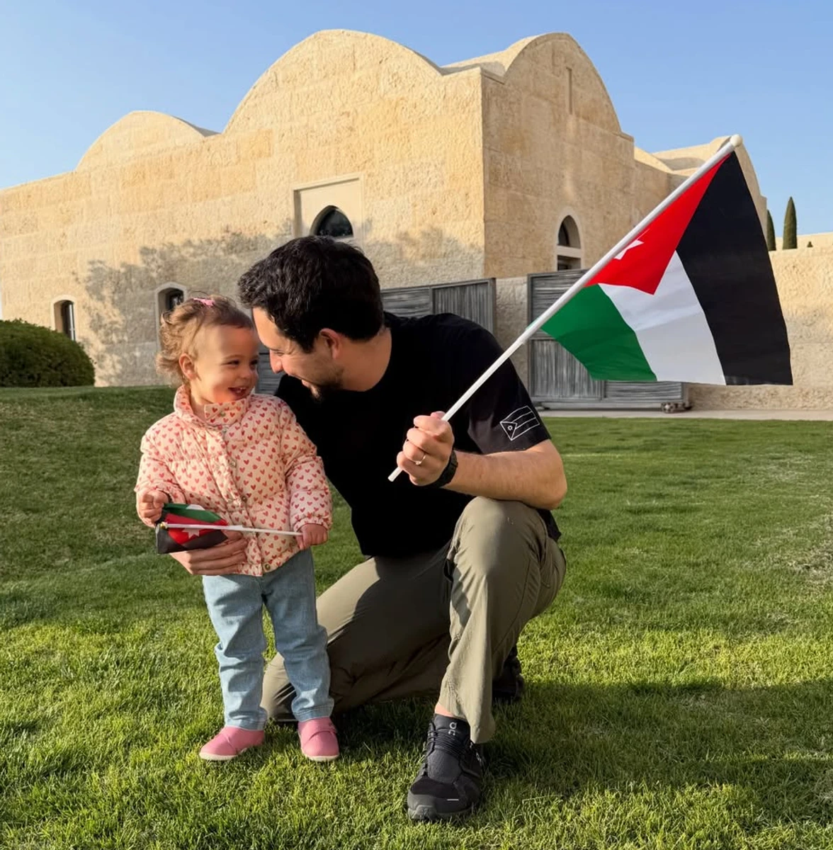 Син королеви Ранії замилував фото з її 1,5-річною онукою і прапором