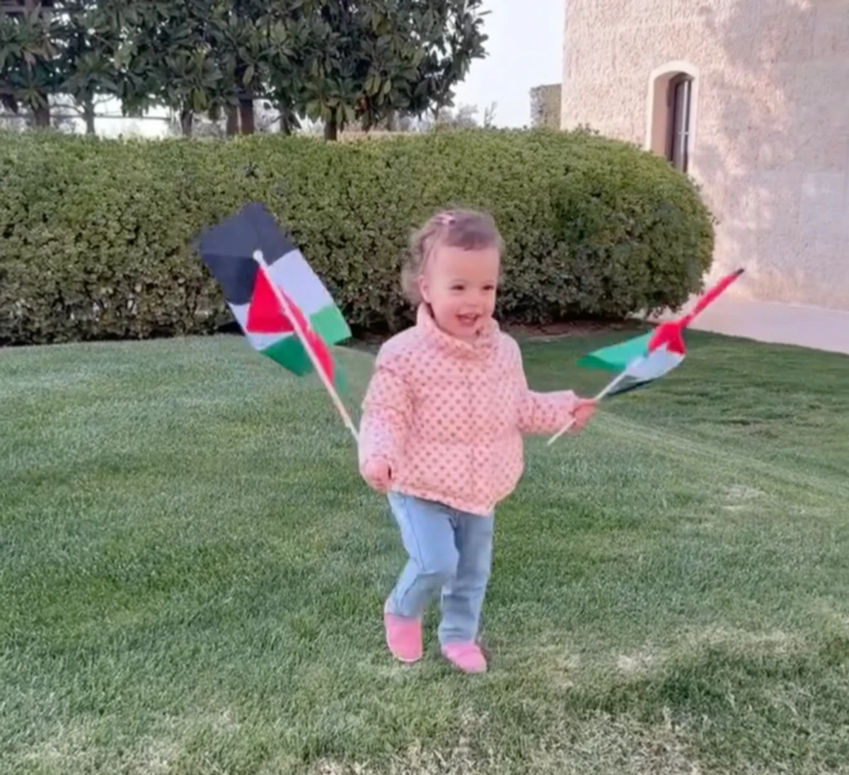 Син королеви Ранії показав її 1,5-річну онуку на милому фото