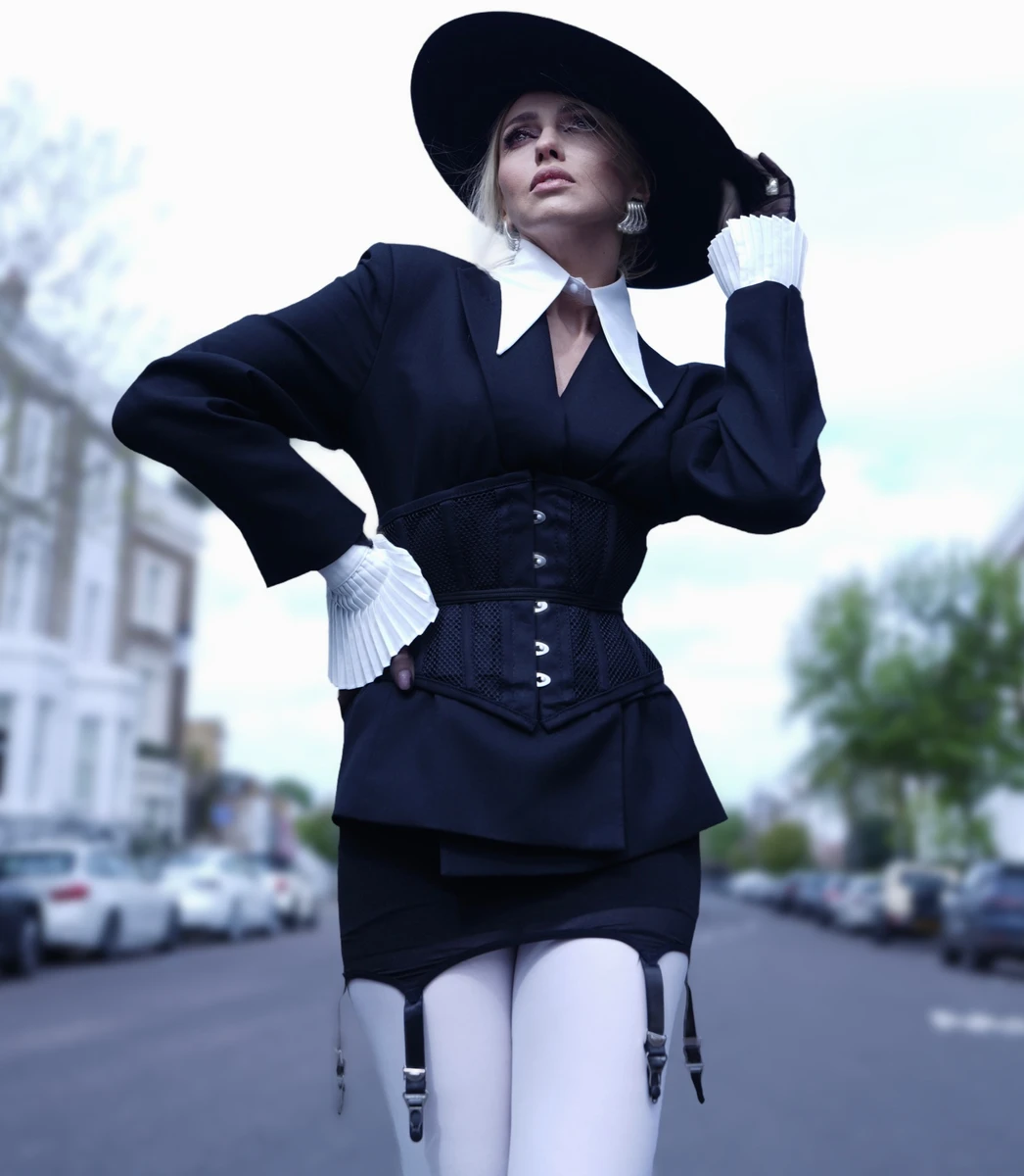 Оля Полякова у капелюшку поспівала про свого ідеального чоловіка