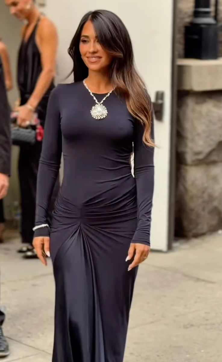 Дружина Ліонеля Мессі покрасувалася на модному івенті у звабній сукні