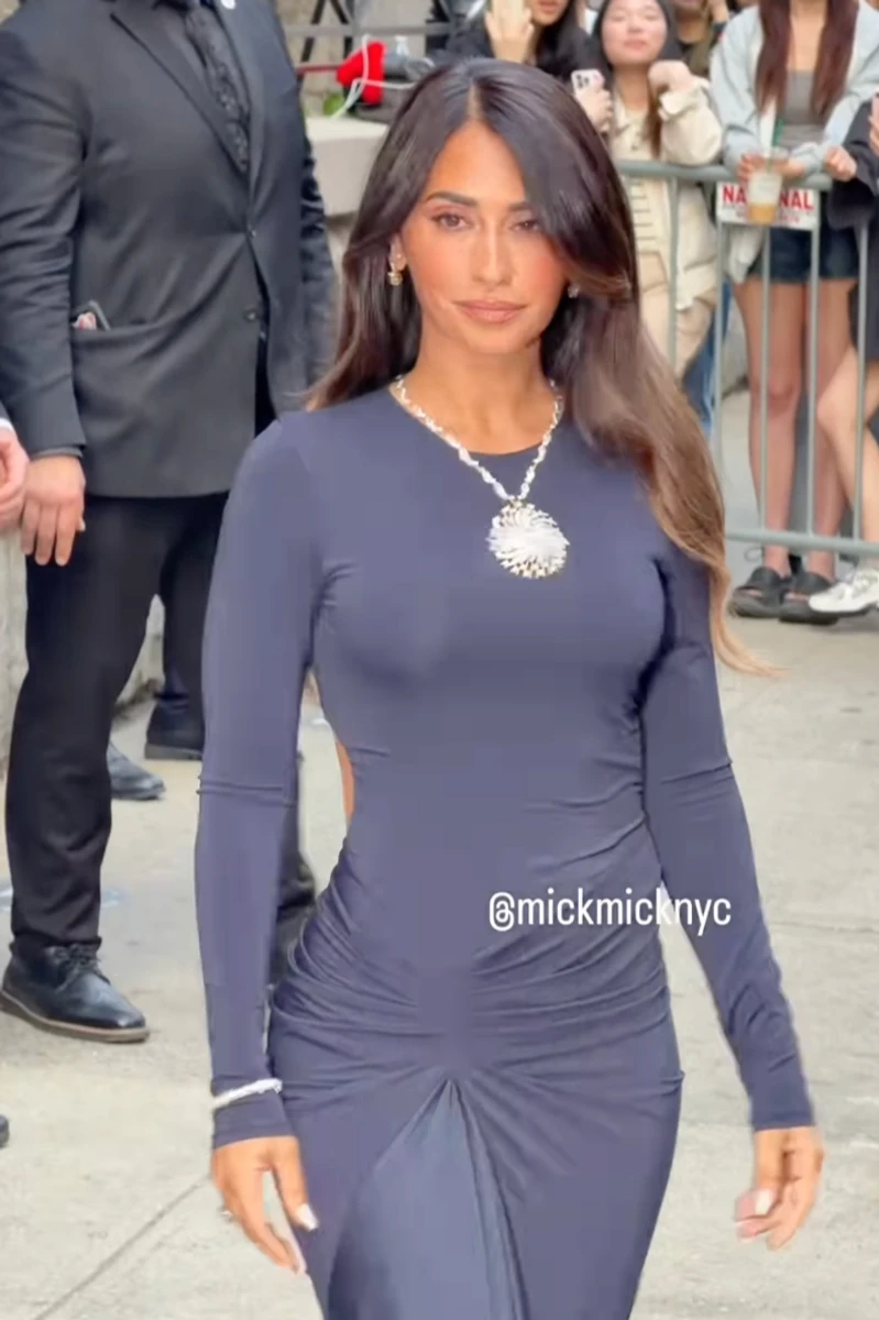 Дружина Ліонеля Мессі в ефектній сукні посвітила формами