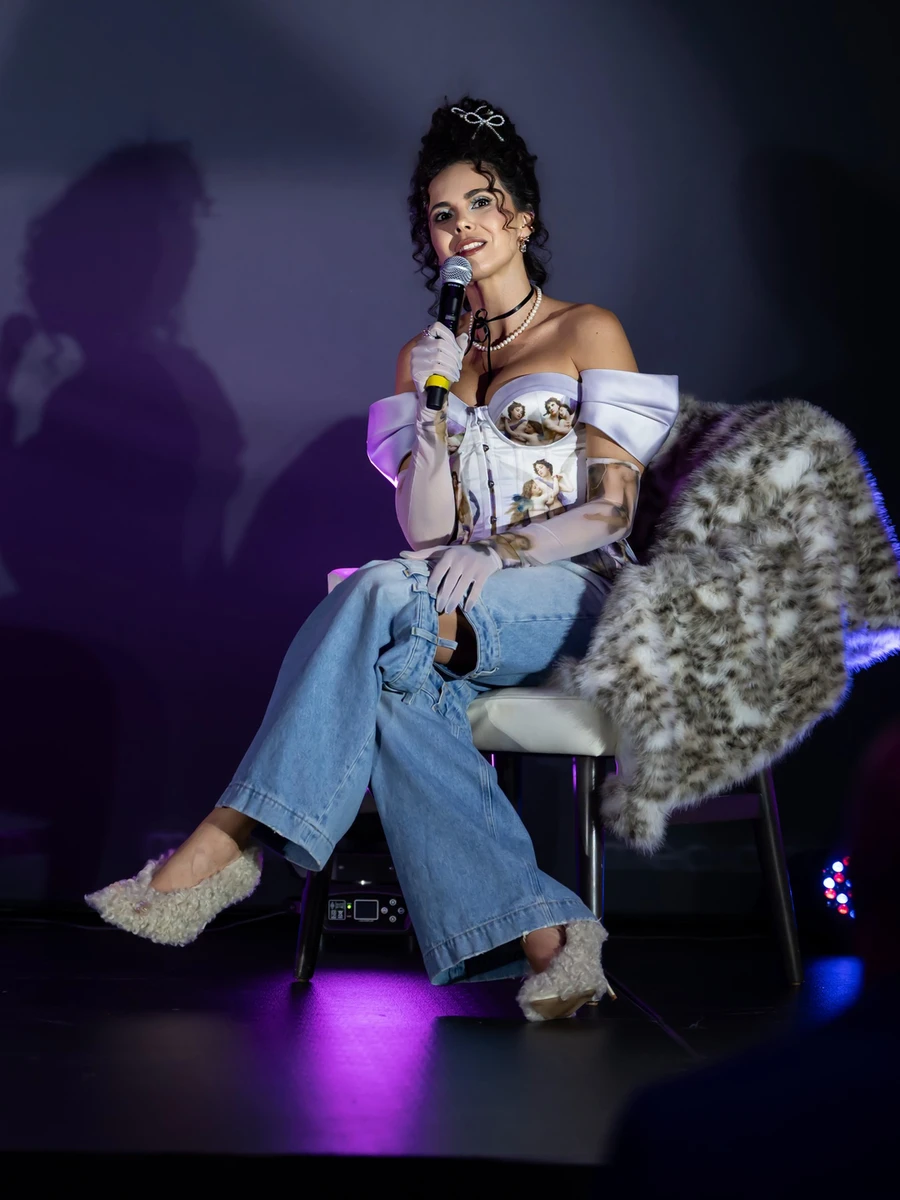 Настя Каменських у цікавому образі показалася на публіці