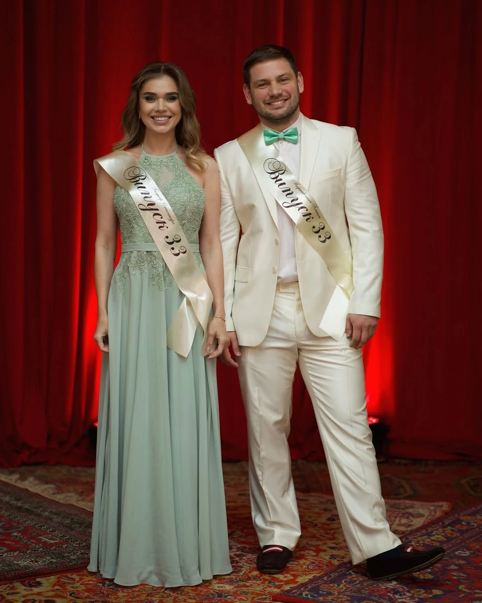 Саша Бо у милій сукні попозувала з чоловіком на випускному