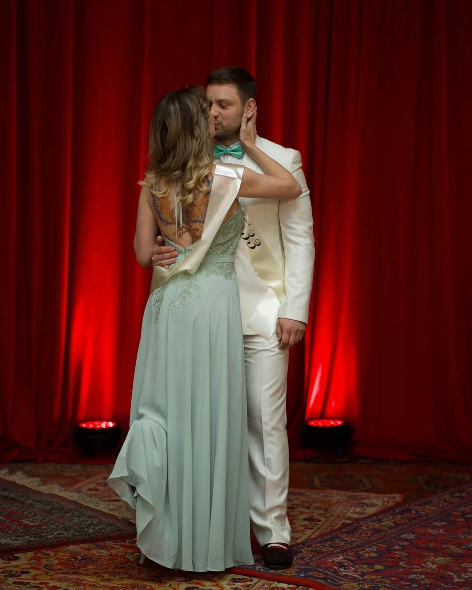 Саша Бо поцілувалася з чоловіком на вечірці в стилі випускного