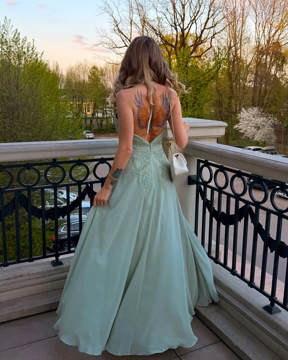 Саша Бо у м'ятній сукні посвітила голою спиною на випускному