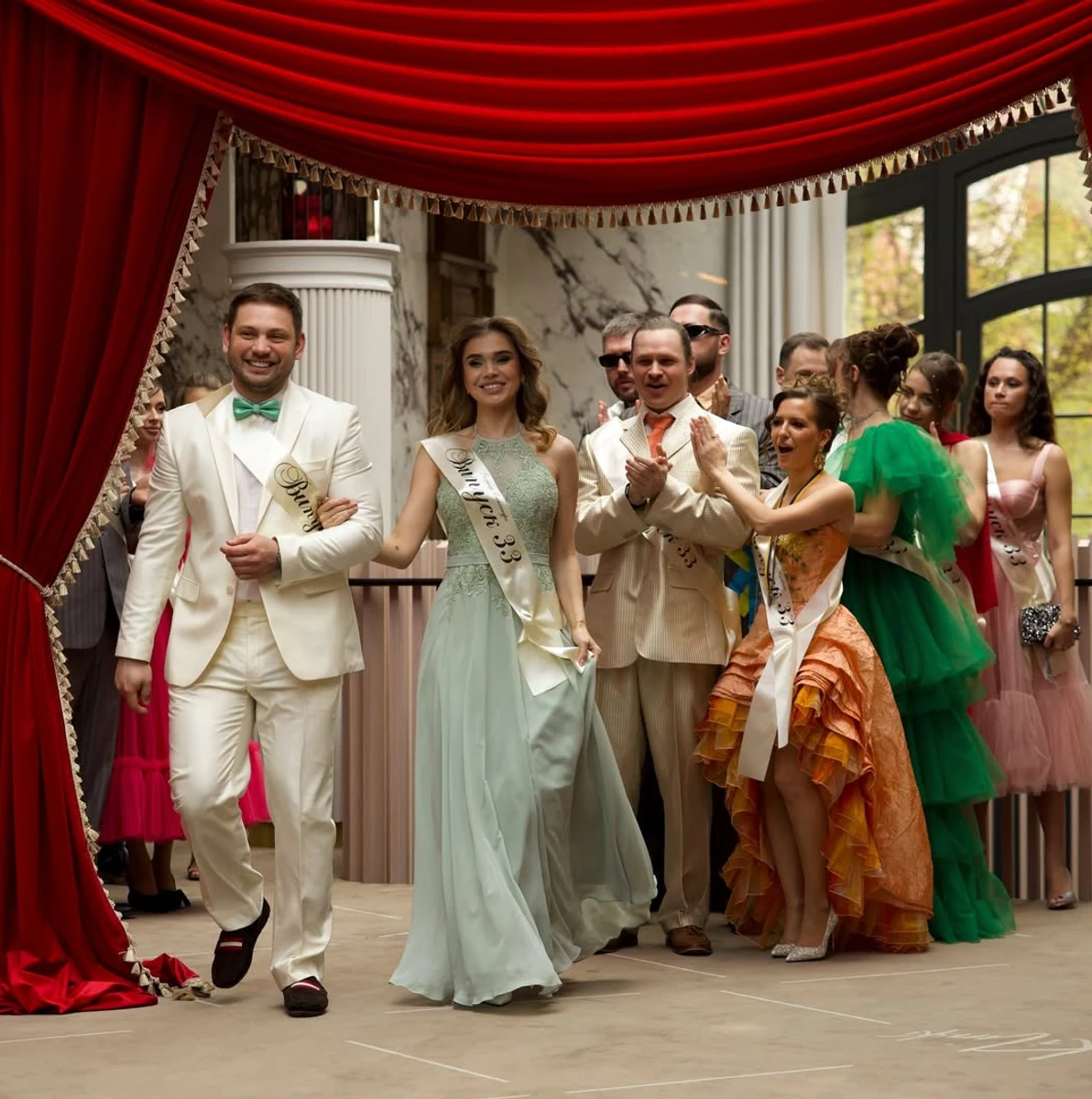 Саша Бо потанцювала з чоловіком у костюмах 90-х на вечірці