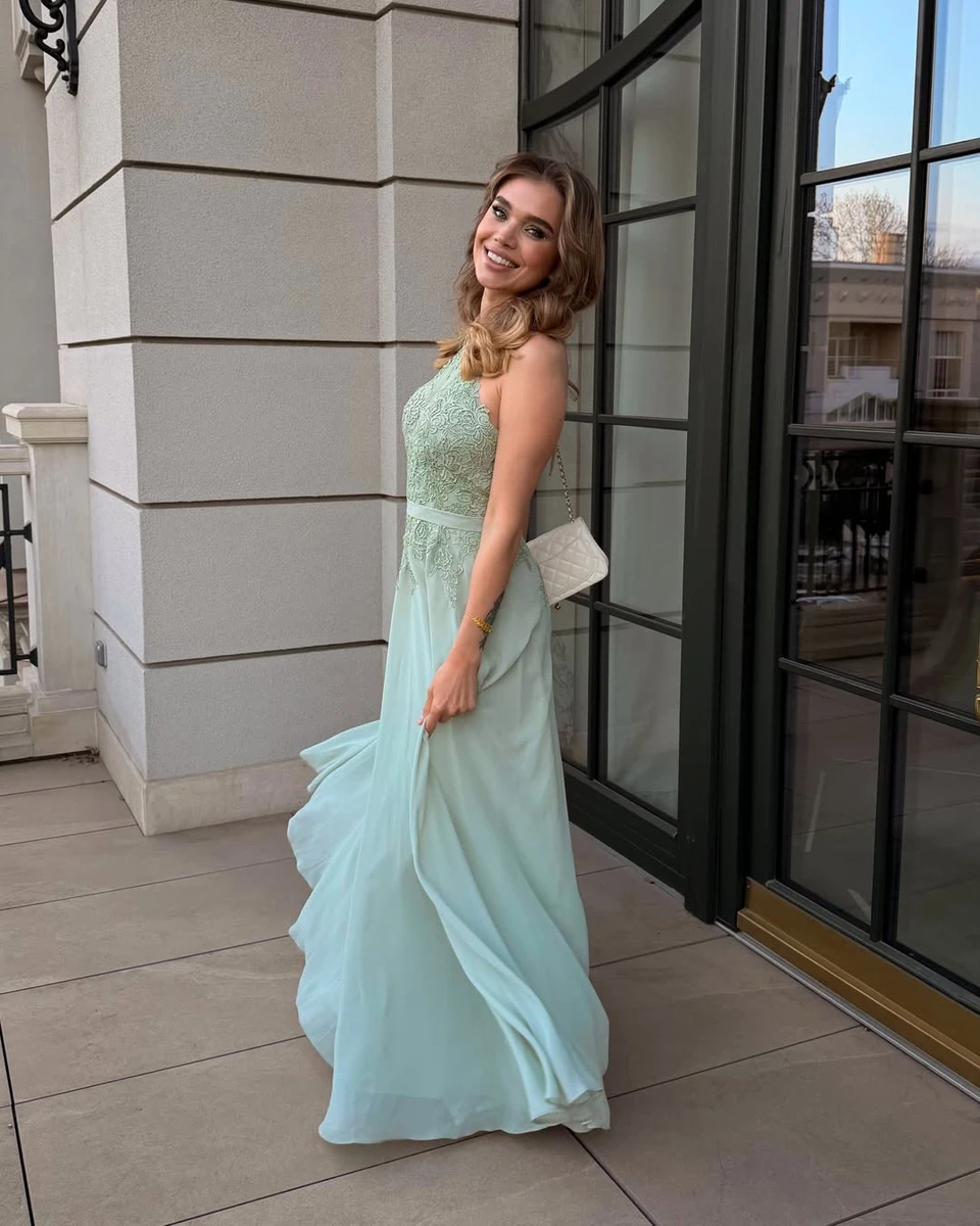 Саша Бо в яскравій сукні та з мейком попозувала на випускному