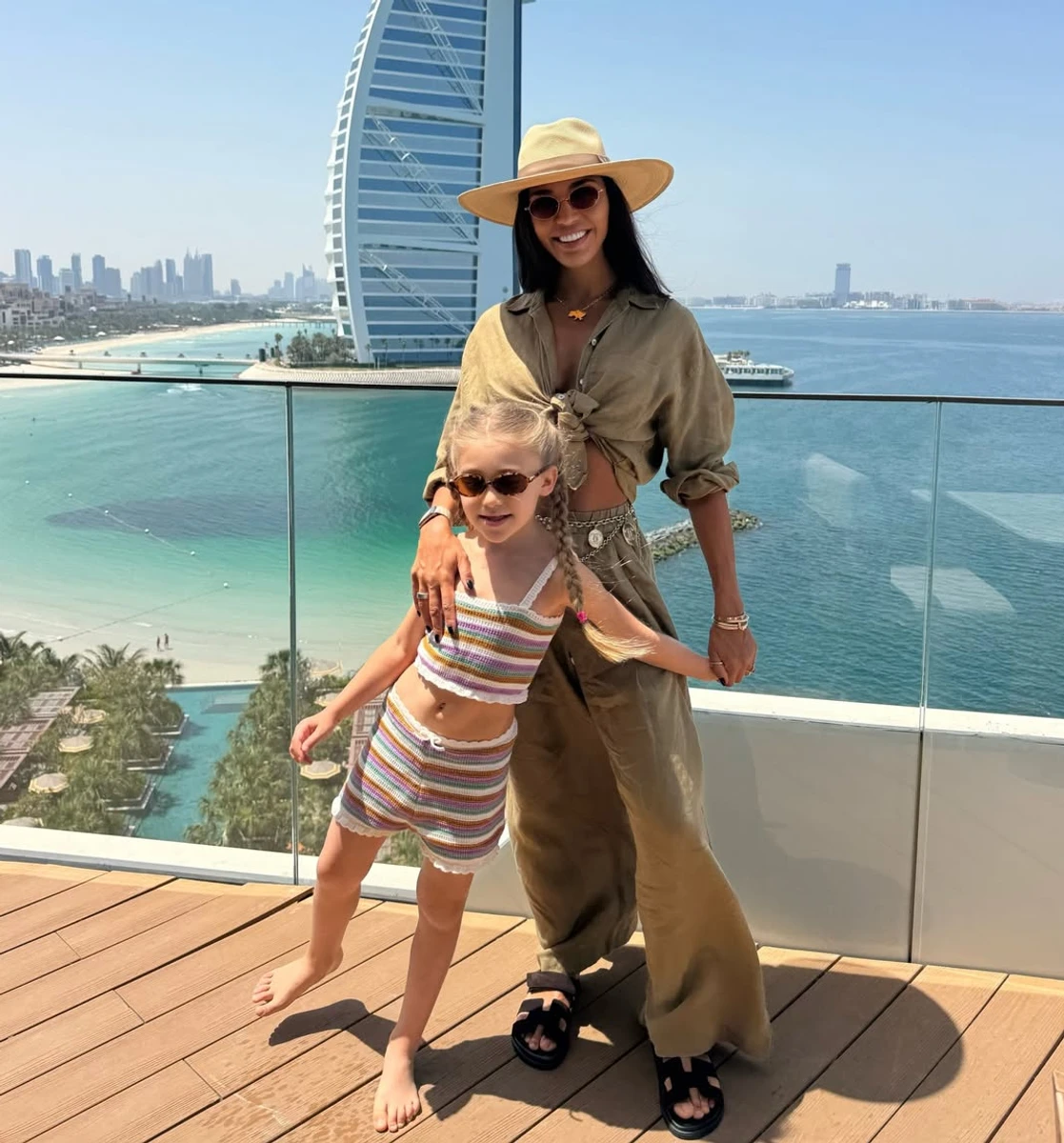 Санта Дімопулос попозувала з дочкою у милому луці в Дубаї