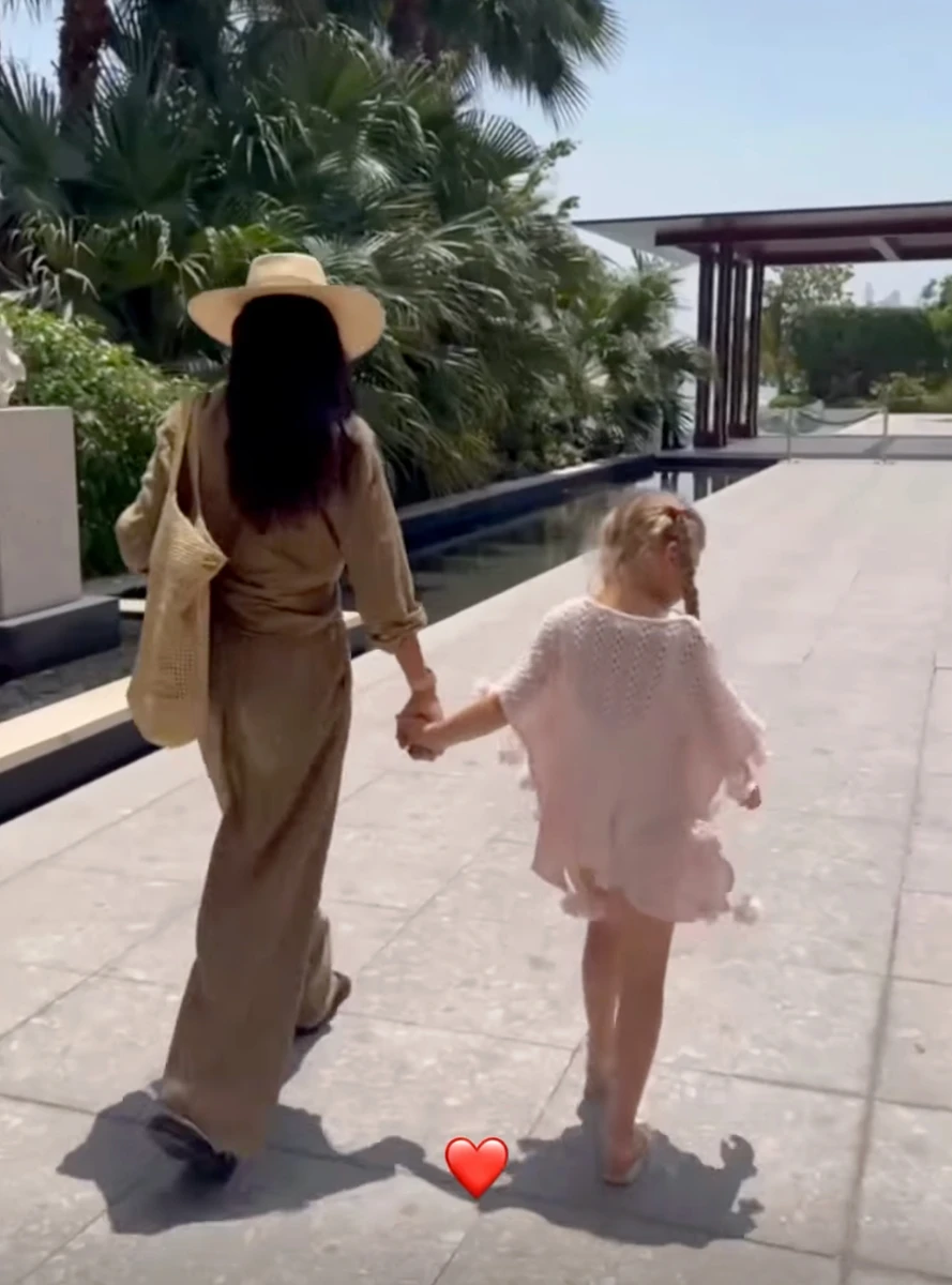 Санта Дімопулос з дочкою попозувала на пляжі