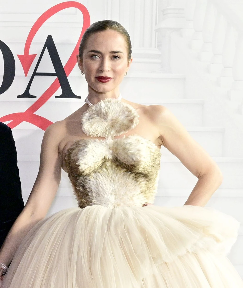 25 тисяч шовкових пір'їн пішло на цей корсет 