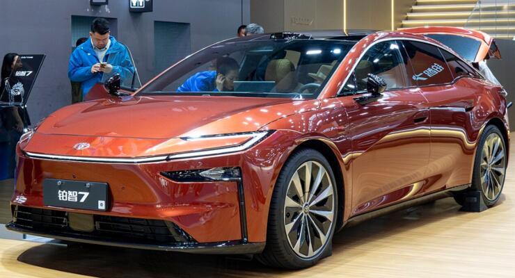 Toyota кидає виклик Tesla: великий електрокар за доступнішою ціною