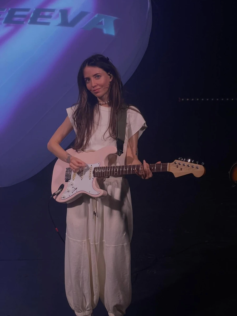 Дорофєєва з гітарою