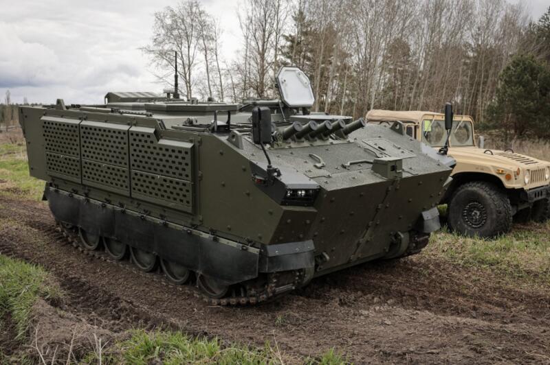 В Україні випробовують новий гусеничний БТР 