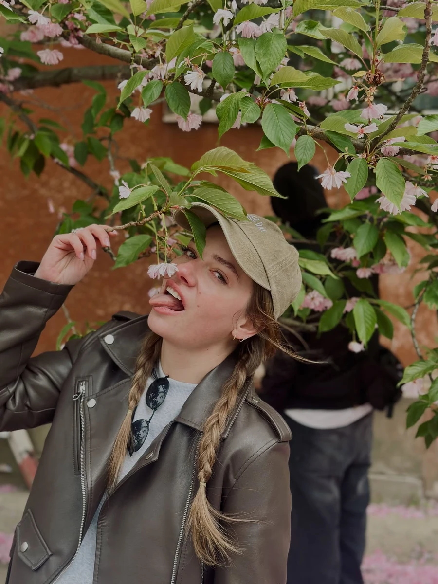 Петрожицька і сакура