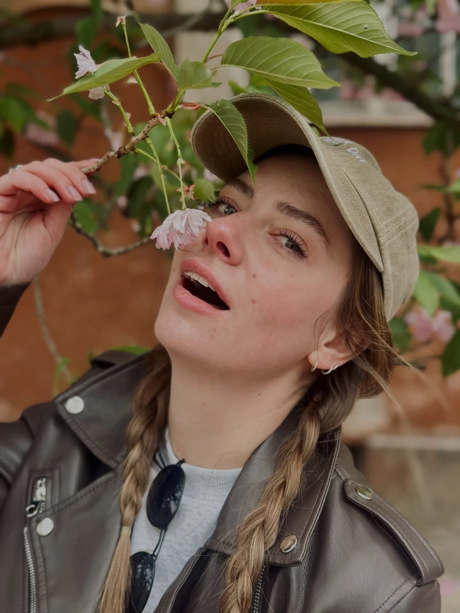 Дар'я вирішила ризикнути і попозувала з сакурою, попри алергію 